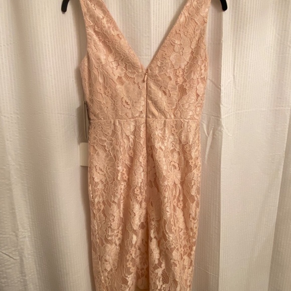 NWT Lulu’s lace dress in blush - Picture 2 of 5